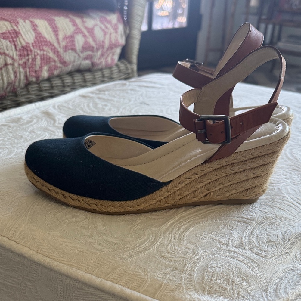 Lands and navy blue and brown leather espadrille